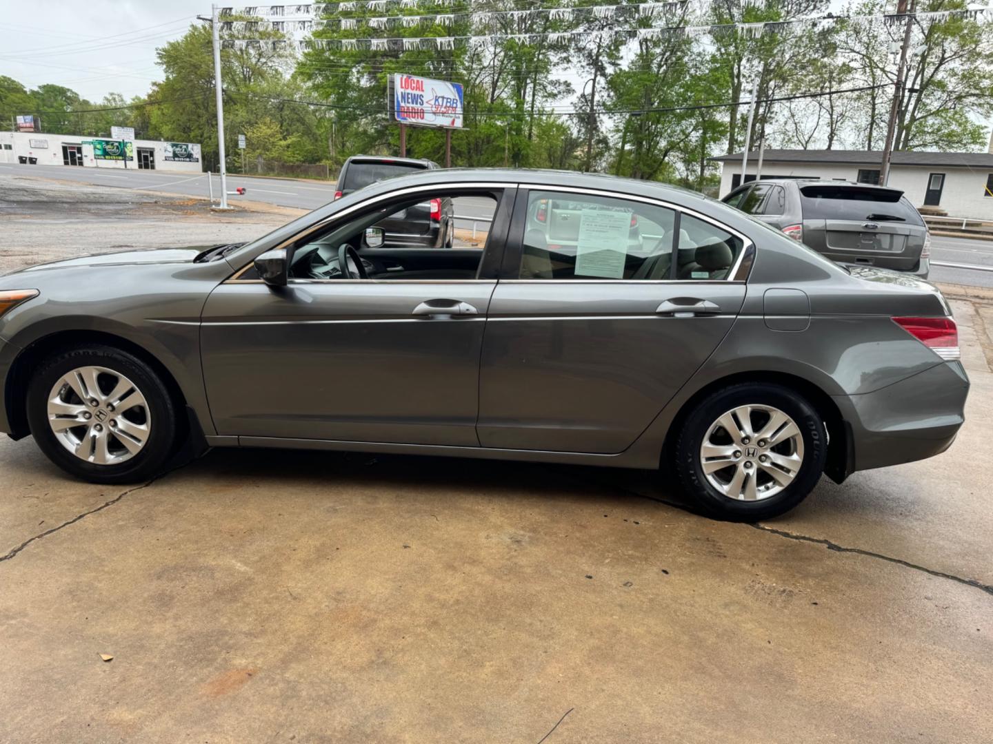 2008 GRAY Honda Accord LX-P Sedan AT (JHMCP26468C) with an 2.4L L4 DOHC 16V engine, 5-Speed Automatic Overdrive transmission, located at 307 West Marshall Avenue, Longview, TX, 75601, (903) 753-3091, 32.500828, -94.742577 - Photo#3